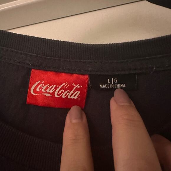 Coca Cola Santa graphic tee size large - Picture 4 of 5